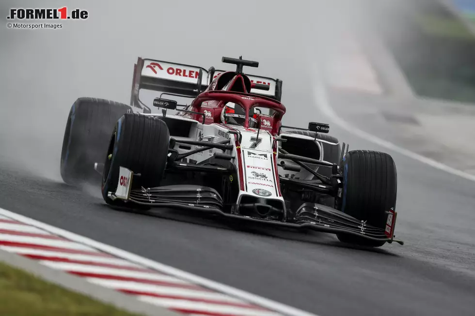 Foto zur News: Kimi Räikkönen (5): Ja, auch uns tut es in der Seele weh, den &quot;Iceman&quot; so hinterherfahren zu sehen. Klar, im Alfa Romeo des Jahrgangs 2020 sind aktuell keine Heldentaten möglich. Doch mit dem letzten Platz im Qualifying und der Strafe im Rennen hat Kimi auch selbst dazu beigetragen, dass es ein Wochenende zum Vergessen war.