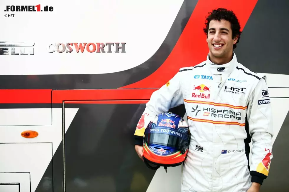 #2 Daniel Ricciardo bei HRT: Jeder muss einmal klein anfangen. Doch während die meisten Red-Bull-Junioren über Toro Rosso einsteigen, musste Daniel Ricciardo noch eine Stufe darunter beginnen. Bei Hinterbänkler HRT ersetzte er Narain Karthikeyan zu Saisonmitte. Fun Fact: Im einzigen gemeinsamen Rennen landete er hinter dem Inder. Foto zur News: #2 Daniel Ricciardo bei HRT: Jeder muss einmal klein anfangen. Doch während die meisten Red-Bull-Junioren über Toro Rosso einsteigen, musste Daniel Ricciardo noch eine Stufe darunter beginnen. Bei Hinterbänkler HRT ersetzte er Narain Karthikeyan zu Saisonmitte. Fun Fact: Im einzigen gemeinsamen Rennen landete er hinter dem Inder.