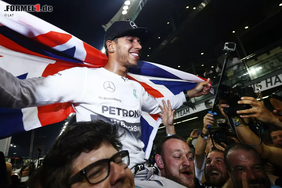 Spannend wurde es dadurch aber nicht. Weil Nico Rosberg schon früh ein Defekt ereilte, spazierte Lewis Hamilton ungefährdet zum ersten Mercedes-Titel. Die Formel 1 ließ die Idee schon im kommenden Jahr wieder fallen, sodass Hamilton der einzige Pilot bleibt, der 50 Punkte in einem Rennen geholt hat. Foto zur News: Spannend wurde es dadurch aber nicht. Weil Nico Rosberg schon früh ein Defekt ereilte, spazierte Lewis Hamilton ungefährdet zum ersten Mercedes-Titel. Die Formel 1 ließ die Idee schon im kommenden Jahr wieder fallen, sodass Hamilton der einzige Pilot bleibt, der 50 Punkte in einem Rennen geholt hat.