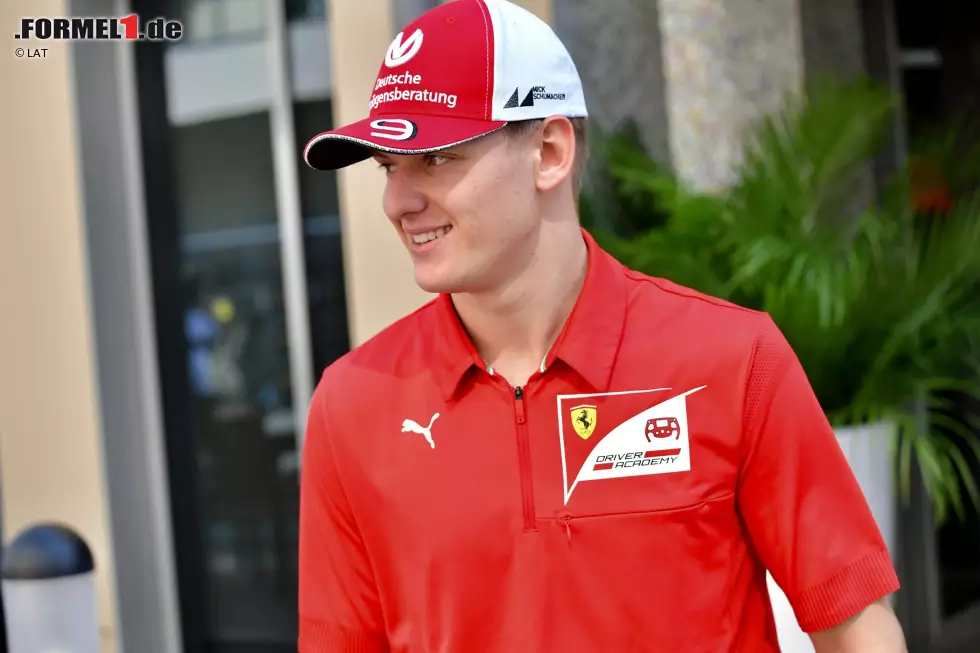 Vom damaligen Boom ist mittlerweile nicht mehr viel übrig. 2019 waren mit Vettel und Hülkenberg nur noch zwei Deutsche am Start, 2020 hält Vettel die deutsche Fahne alleine hoch. Und wer weiß, wie lange er noch bleibt. Viele Fans hoffen, dass Mick Schumacher wieder einen Boom auslösen kann. Foto zur News: Vom damaligen Boom ist mittlerweile nicht mehr viel übrig. 2019 waren mit Vettel und Hülkenberg nur noch zwei Deutsche am Start, 2020 hält Vettel die deutsche Fahne alleine hoch. Und wer weiß, wie lange er noch bleibt. Viele Fans hoffen, dass Mick Schumacher wieder einen Boom auslösen kann.