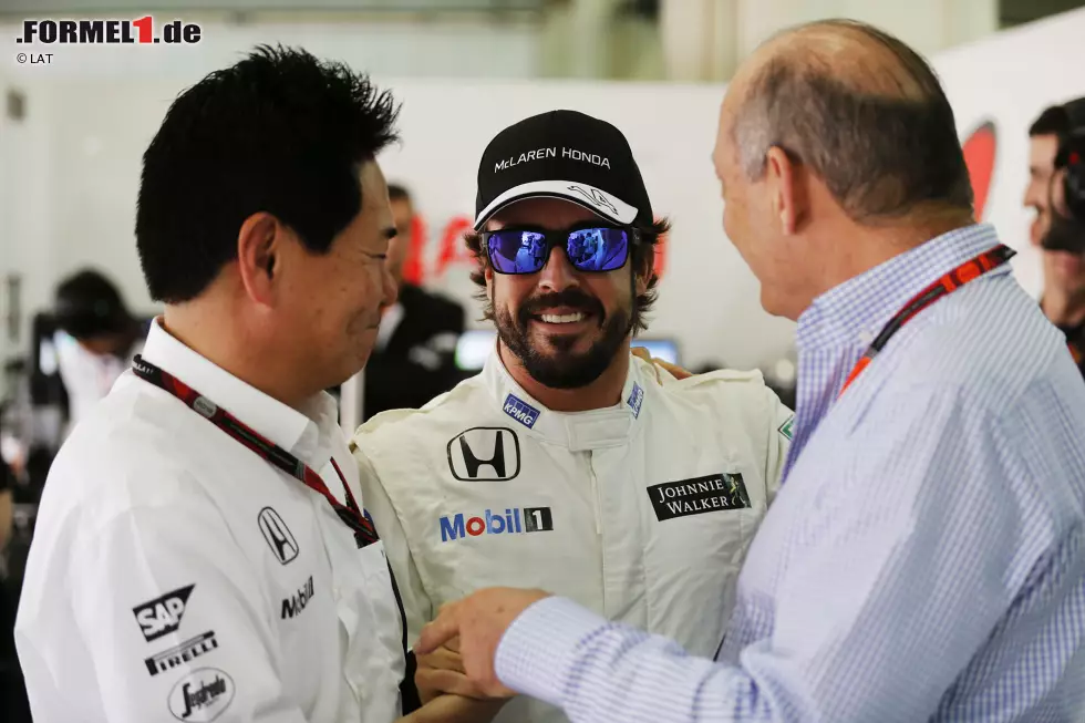 Fernando Alonso zu McLaren (2015): Manche Fehler macht man mehr als einmal ... Auch Alonso zweiter Anlauf in Woking wird zum Debakel - dieses Mal vor allem in sportlicher Hinsicht. Der zweimalige Weltmeister soll das Aushängeschild beim Comeback von Honda sein. Stattdessen wird es ein unwürdiges Schauspiel. Foto zur News: Fernando Alonso zu McLaren (2015): Manche Fehler macht man mehr als einmal ... Auch Alonso zweiter Anlauf in Woking wird zum Debakel - dieses Mal vor allem in sportlicher Hinsicht. Der zweimalige Weltmeister soll das Aushängeschild beim Comeback von Honda sein. Stattdessen wird es ein unwürdiges Schauspiel.