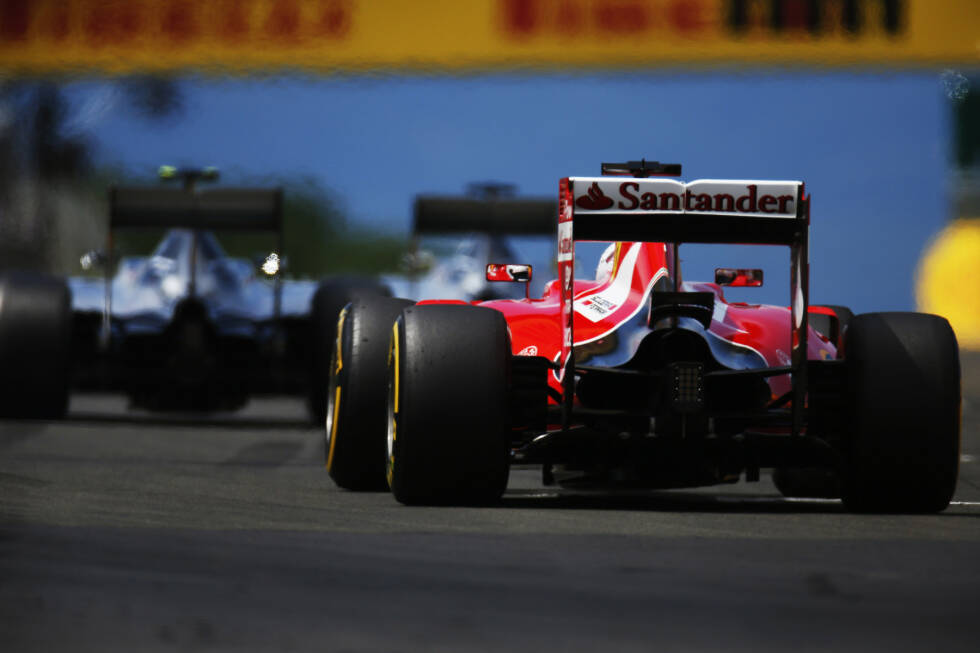 Foto zur News: Insgesamt gewinnt Vettel in seinem ersten Ferrari-Jahr drei Rennen (Malaysia, Ungarn und Singapur). Gegen die dominanten Mercedes-Boliden hat das italienische Team aber keine Chance. Mit 17 Top-5-Platzierungen in 19 Rennen wird der Deutsche am Ende des Jahres WM-Dritter (278 Punkte).