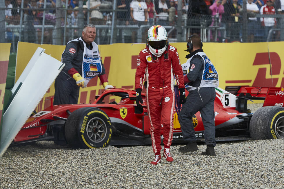Foto zur News: Nach weiteren Siegen in Kanada (sein 50. Karrieretriumph) und in Großbritannien mausert sich Vettel erneut zum WM-Favoriten - bis zu seinem Heimrennen. Feiert er am Samstag in Hockenheim noch die Pole, wendet sich das Blatt im Rennen. In Führung liegend rutscht er durch einen Fahrfehler in der Sachskurve ins Aus.