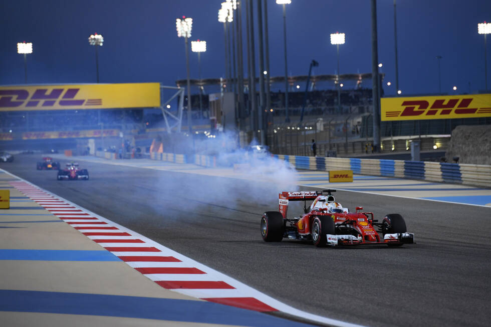 Foto zur News: 2016 ist von Beginn an der Wurm drin. Schon im zweiten Saisonrennen (Bahrain) fällt Vettel noch vor dem Start mit Motorschaden aus, zwei Rennen später (Russland) kollidiert er mit Daniil Kwjat und in Österreich platzt auf Start-Ziel der rechte Hinterreifen - drei Nuller in der ersten Saisonhälfte.