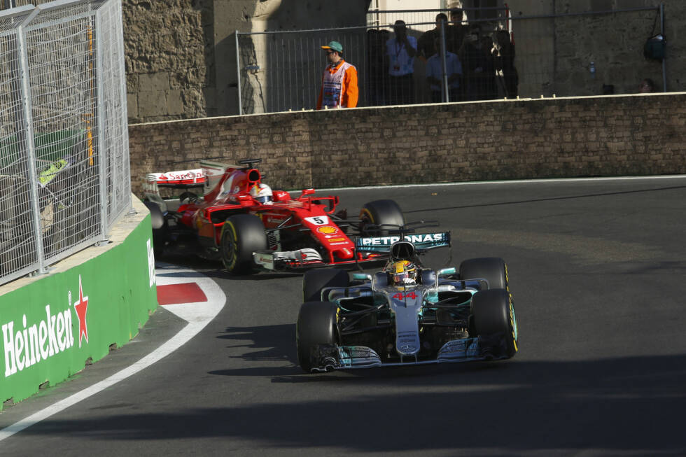 Foto zur News: Den Schwung kann Vettel in die erste Saisonhälfte mitnehmen, er gewinnt noch drei weitere Rennen (Bahrain, Monaco und Ungarn). Allerdings zeigt er erneut Nerven: In Baku kommt es in der Safety-Car-Phase zum mittlerweile berühmten &quot;Rammstoß&quot; gegen Lewis Hamilton, nachdem dieser beim Restart langsamer gemacht hat.