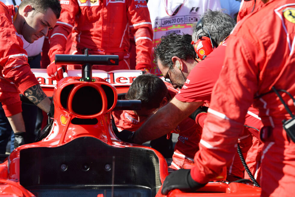 Foto zur News: ... dann streikt die Technik in Malaysia und Japan. In Suzuka muss Vettel seinen Traum nach einem Zündkerzen-Defekt endgültig begraben. Auch der Sieg in Brasilien nutzt nichts mehr: Mit 317 Punkten wird er nur Vize-Weltmeister. Schwacher Trost: Fünf Siege in einer Saison sind seine bisher beste Ausbeute mit Ferrari.