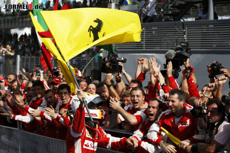 Jedem Anfang wohnt ein Zauber inne: 2015 wechselt Vettel von Red Bull zu Ferrari. Die Tifosi setzen alle Hoffnungen in den Nachfolger von Fernando Alonso - schließlich war die Scuderia in der Vergangenheit schon einmal erfolgreich mit einem deutschen Fahrer am Steuer. Jedem Anfang wohnt ein Zauber inne: 2015 wechselt Vettel von Red Bull zu Ferrari. Die Tifosi setzen alle Hoffnungen in den Nachfolger von Fernando Alonso - schließlich war die Scuderia in der Vergangenheit schon einmal erfolgreich mit einem deutschen Fahrer am Steuer.