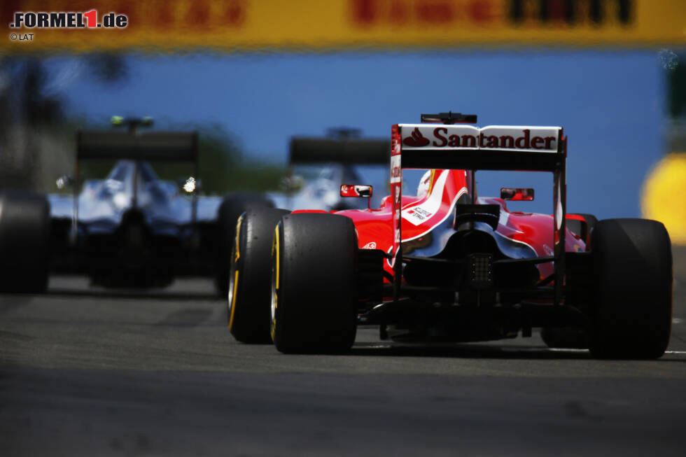 Foto zur News: Insgesamt gewinnt Vettel in seinem ersten Ferrari-Jahr drei Rennen (Malaysia, Ungarn und Singapur). Gegen die dominanten Mercedes-Boliden hat das italienische Team aber keine Chance. Mit 17 Top-5-Platzierungen in 19 Rennen wird der Deutsche am Ende des Jahres WM-Dritter (278 Punkte).