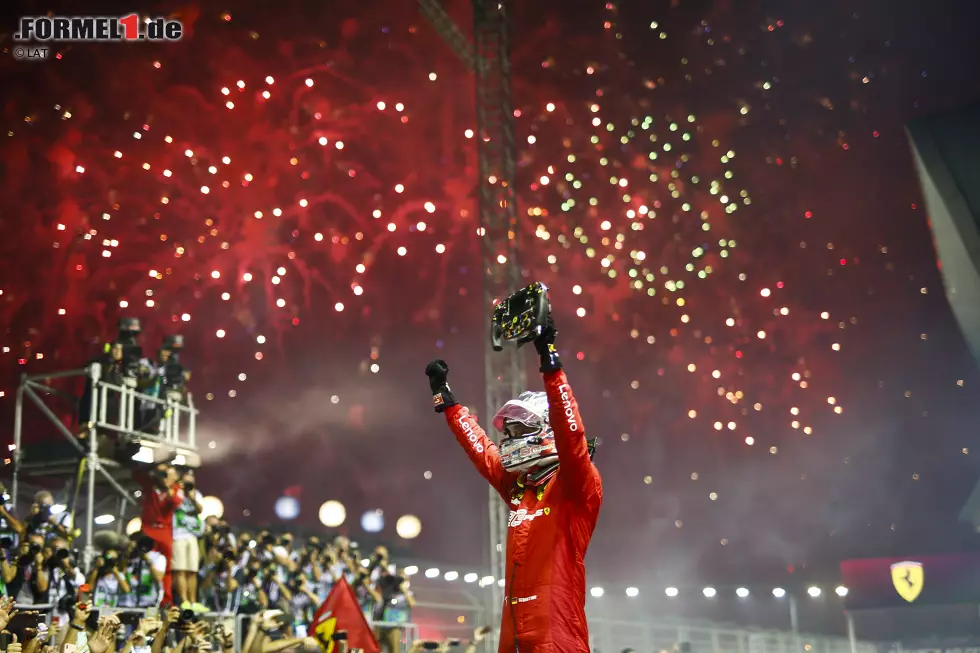 Erst nach 23 Rennen kann Vettel seine Durststrecke beenden und in Singapur 2019 endlich wieder ein Rennen gewinnen - bis heute sein letzter Ferrari-Triumph. "Ich habe nicht an mir gezweifelt", richtet er danach seinen Kritikern aus, die sich im Laufe der Saison vermehrt haben. Foto zur News: Erst nach 23 Rennen kann Vettel seine Durststrecke beenden und in Singapur 2019 endlich wieder ein Rennen gewinnen - bis heute sein letzter Ferrari-Triumph. "Ich habe nicht an mir gezweifelt", richtet er danach seinen Kritikern aus, die sich im Laufe der Saison vermehrt haben.