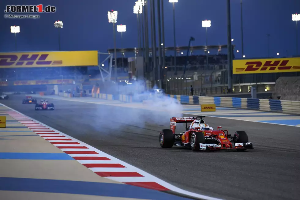 Foto zur News: 2016 ist von Beginn an der Wurm drin. Schon im zweiten Saisonrennen (Bahrain) fällt Vettel noch vor dem Start mit Motorschaden aus, zwei Rennen später (Russland) kollidiert er mit Daniil Kwjat und in Österreich platzt auf Start-Ziel der rechte Hinterreifen - drei Nuller in der ersten Saisonhälfte.