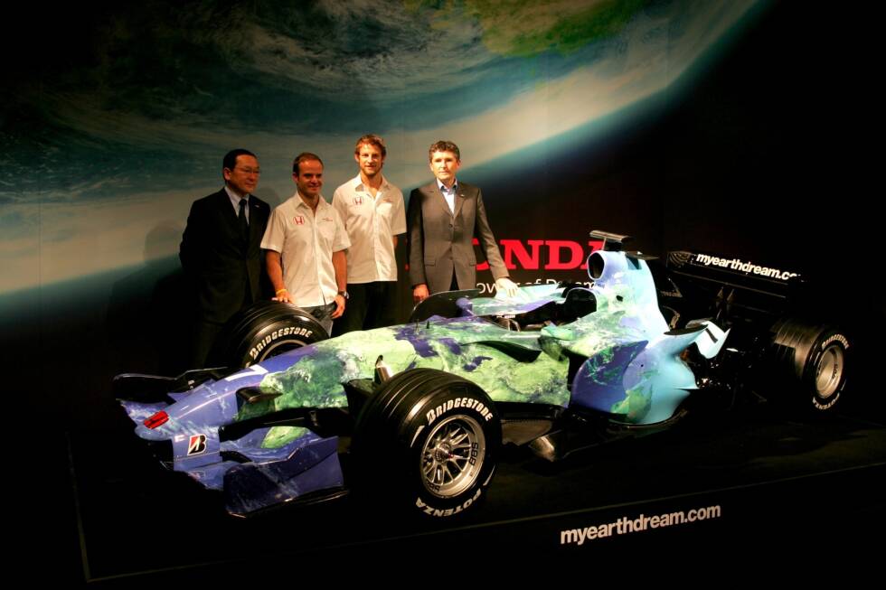 Foto zur News: Honda 2007: Ganz anders die Herangehensweise von Honda im Jahr 2007. Der RA107 wird von Jenson Button und Rubens Barrichello im Naturhistorischen Museum in London enthüllt. Das Team überrascht dabei mit einer der ungewöhnlichsten Lackierungen aller Zeiten: dem &quot;Earth-Car&quot;.