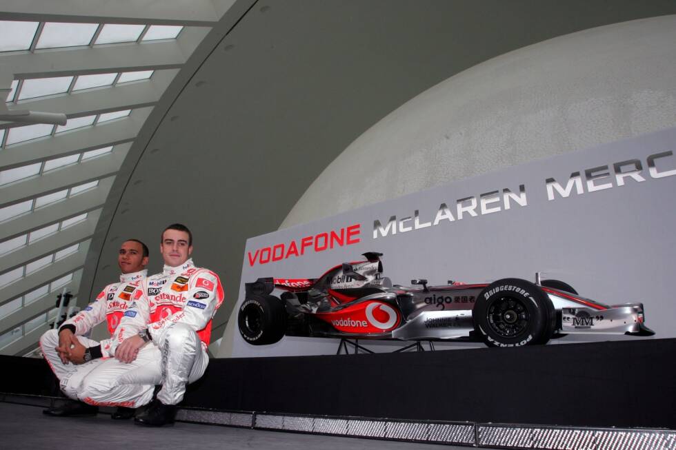 Foto zur News: McLaren 2007: Zehn Jahre nach der wohl legendärsten Präsentation hat sich das britische Team für Neuankömmling Fernando Alonso und Rookie Lewis Hamilton wieder etwas einfallen lassen. In Valencia dürfen die beiden die Straßen vor Tausenden Fans unsicher machen und den MP4/22 im Ciutat de les Arts i les Ciencies vorstellen.
