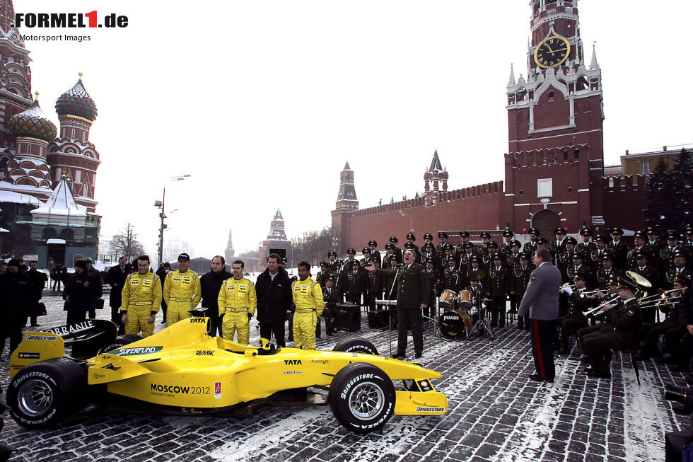 Jordan 2005: Der EJ15 wird auf dem geschichtsträchtigen Roten Platz in Moskau bei wenigen Grad unter Null präsentiert. Vor dem Kreml posieren Tiago Monteiro und Narain Karthikeyan zu den Klängen einer Militärkapelle. Hintergrund: Das Team wurde kurz davor vom russisch-kanadischen Investor Alex Shnaider und dessen Midland-Gruppe gekauft. Jordan 2005: Der EJ15 wird auf dem geschichtsträchtigen Roten Platz in Moskau bei wenigen Grad unter Null präsentiert. Vor dem Kreml posieren Tiago Monteiro und Narain Karthikeyan zu den Klängen einer Militärkapelle. Hintergrund: Das Team wurde kurz davor vom russisch-kanadischen Investor Alex Shnaider und dessen Midland-Gruppe gekauft.