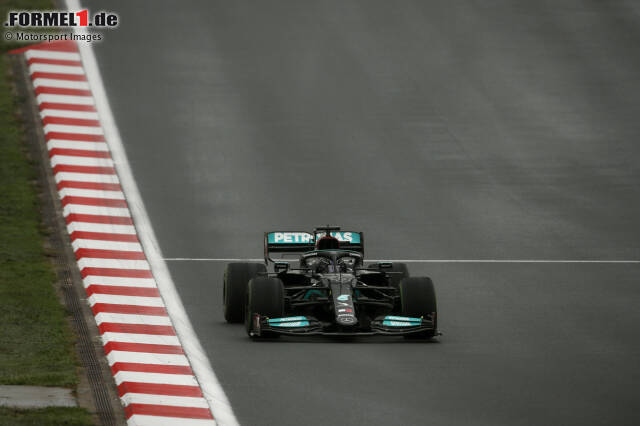 Nachdem Red Bull das Entwicklungstempo in dieser Saison lange diktiert hatte, schlug Mercedes mit dem großen Update beim Großbritannien-Grand-Prix in Silverstone zurück. Doch dieses war nicht der letzte Trumpf. Zuletzt wartete Mercedes mit einem neuen Frontflügel auf. Ist das der entscheidende Kniff im WM-Kampf?