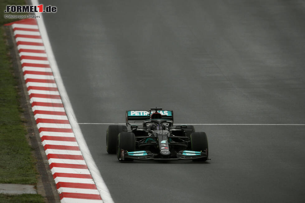 Nachdem Red Bull das Entwicklungstempo in dieser Saison lange diktiert hatte, schlug Mercedes mit dem großen Update beim Großbritannien-Grand-Prix in Silverstone zurück. Doch dieses war nicht der letzte Trumpf. Zuletzt wartete Mercedes mit einem neuen Frontflügel auf. Ist das der entscheidende Kniff im WM-Kampf? Nachdem Red Bull das Entwicklungstempo in dieser Saison lange diktiert hatte, schlug Mercedes mit dem großen Update beim Großbritannien-Grand-Prix in Silverstone zurück. Doch dieses war nicht der letzte Trumpf. Zuletzt wartete Mercedes mit einem neuen Frontflügel auf. Ist das der entscheidende Kniff im WM-Kampf?