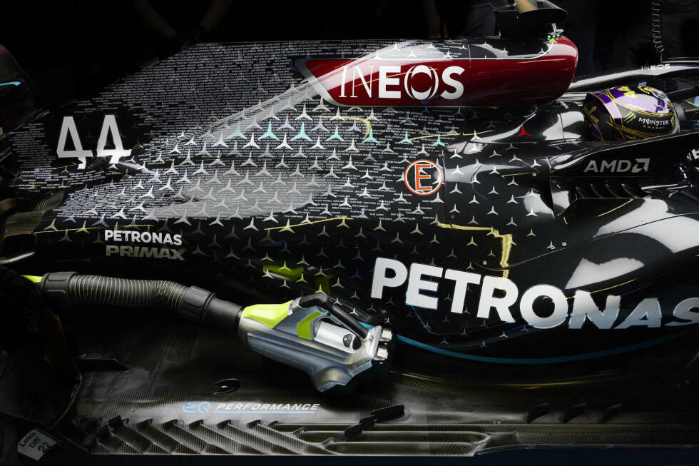 Foto zur News: #44: Lewis Hamilton ist einer von sechs Piloten, die sich für eine höhere Startnummer entschieden haben. Der Mercedes-Pilot wurde mit der 44 einst Kart-Champion und wählte aus diesem Grund auch diese Nummer aus. Übrigens: 44 ist auch die Telefonvorwahl von Großbritannien!