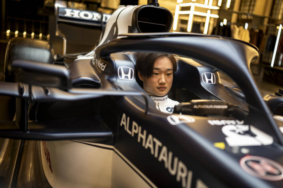 Foto zur News: #22: Yuki Tsunoda wollte für seine Formel-1-Karriere ursprünglich die 11, denn diese Nummer hat er schon im Kartsport verwendet. Die gehört aber schon Red-Bull-Kollegen Sergio Perez. &quot;Daher habe ich die Zahl verdoppelt, daraus wurde die 22.&quot; Die gehörte mal Jenson Button.