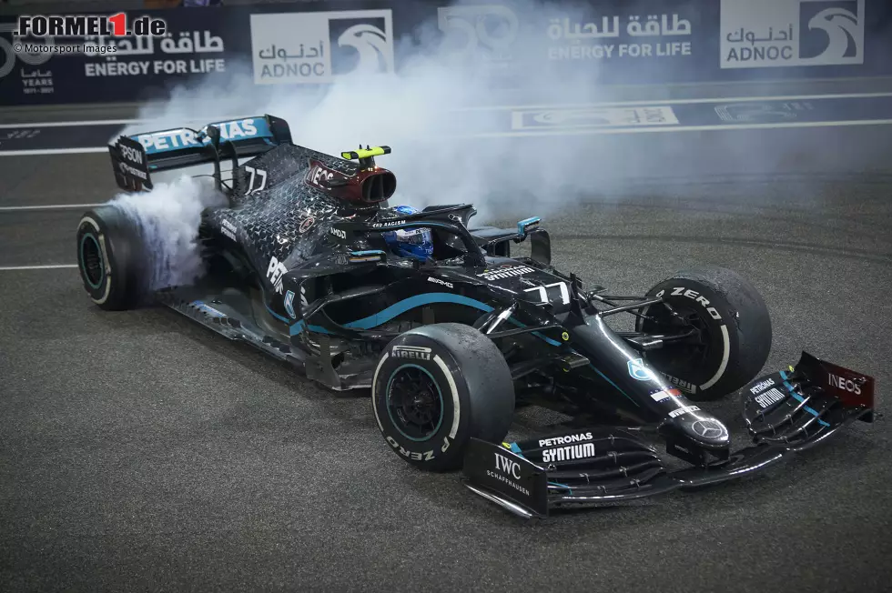 #77: Valtteri Bottas hatte bei der Wahl der Startnummer vor allem seinen eigenen Namen im Sinn. Denn die 77 eignet sich hervorragend zum Aufbau einer Marke. Sowohl sein Vorname, als auch sein Nachname lassen sich mit der Zahl kombinieren: "Val77eri Bo77as". Foto zur News: #77: Valtteri Bottas hatte bei der Wahl der Startnummer vor allem seinen eigenen Namen im Sinn. Denn die 77 eignet sich hervorragend zum Aufbau einer Marke. Sowohl sein Vorname, als auch sein Nachname lassen sich mit der Zahl kombinieren: "Val77eri Bo77as".