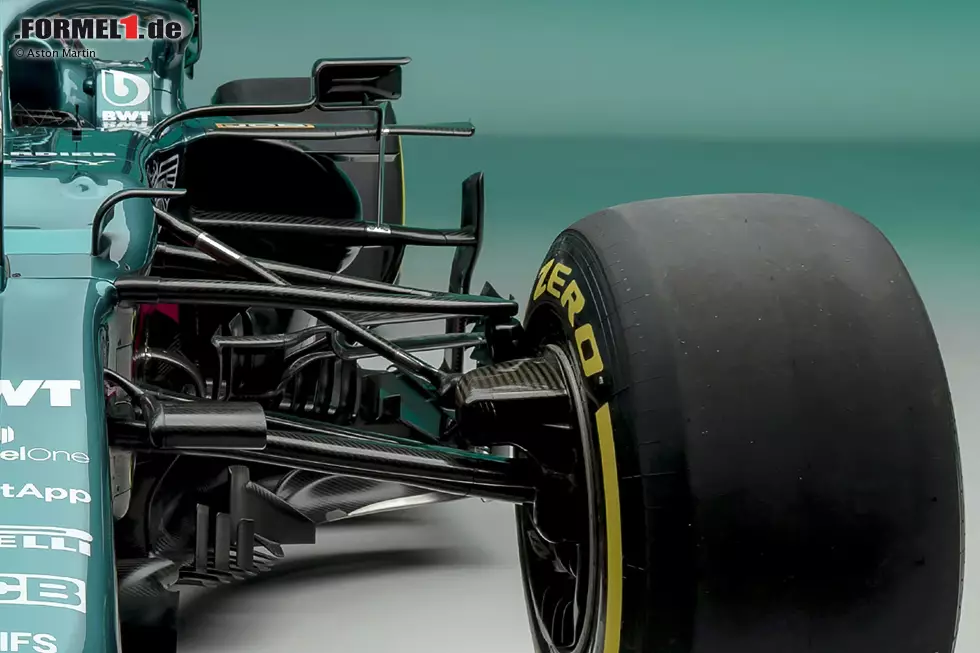 Der Lufteinlass im Seitenkasten ist äußerst kompakt gehalten, was auch für eine effizientere Aerodynamik im vorderen Autobereich spricht. Passend dazu hat Aston Martin die Windabweiser zwischen Vorderachse und Seitenkasten modifiziert, um die Luft noch gezielter zum Kühler zu führen. Foto zur News: Der Lufteinlass im Seitenkasten ist äußerst kompakt gehalten, was auch für eine effizientere Aerodynamik im vorderen Autobereich spricht. Passend dazu hat Aston Martin die Windabweiser zwischen Vorderachse und Seitenkasten modifiziert, um die Luft noch gezielter zum Kühler zu führen.