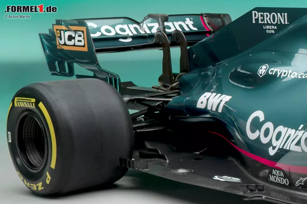 Auffällig ist allerdings, wie eng sich die Motorhaube um die (Antriebs-) Komponenten darunter schmiegt - genau wie zum Beispiel beim Mercedes W12, der in diesem Bereich ebenfalls sehr kompakt wirkt. Das verbessert die Aerodynamik im Heck. Foto zur News: Auffällig ist allerdings, wie eng sich die Motorhaube um die (Antriebs-) Komponenten darunter schmiegt - genau wie zum Beispiel beim Mercedes W12, der in diesem Bereich ebenfalls sehr kompakt wirkt. Das verbessert die Aerodynamik im Heck.