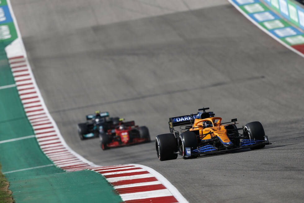 Foto zur News: Carlos Sainz (3): Hat den im Vergleich zu McLaren besseren Ferrari-Speed nicht gut umgesetzt und das direkte Duell gegen Ricciardo verloren. Außerdem: Kam nur auf Soft in Q3 und hatte damit ein Handicap im ersten Stint im Rennen. Da ist er dann nur bedingt positiv aufgefallen. Insgesamt durchwachsen.