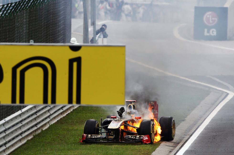 Foto zur News: Das Cockpit bekommt Bruno Senna, der bis zum Saisonende allerdings eher durch seinen Namen als durch gute Leistungen beeindruckt. Für Heidfeld, der seinerseits erst durch einen schweren Rallye-Unfall von Robert Kubica vor der Saison ins Auto gerutscht war, endet mit seinem Renault-Gastspiel auch endgültig seine Zeit in der Formel 1.