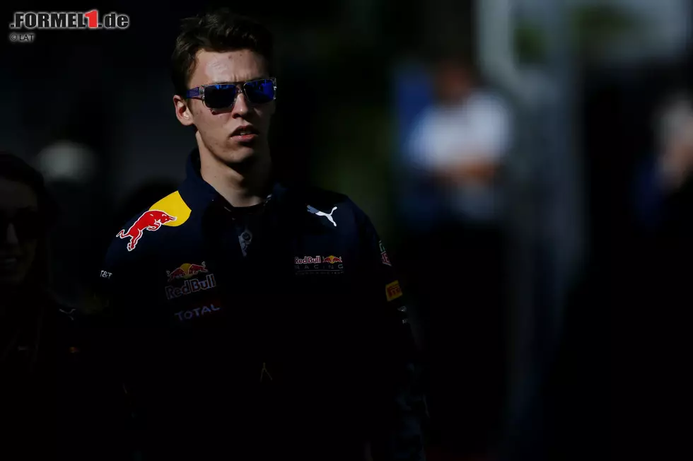 Foto zur News: Daniil Kwjat (Red Bull/Toro Rosso): Der Russe dürfte Rekordhalter sein, was die meisten Rauswürfe beziehungsweise Degradierungen durch einen einzelnen Arbeitgeber angeht. Erstmals erwischt es ihn in der Saison 2016, als er sein Red-Bull-Cockpit an Max Verstappen abgeben muss. Immerhin bleibt er bei Juniorteam Toro Rosso in der Formel 1.