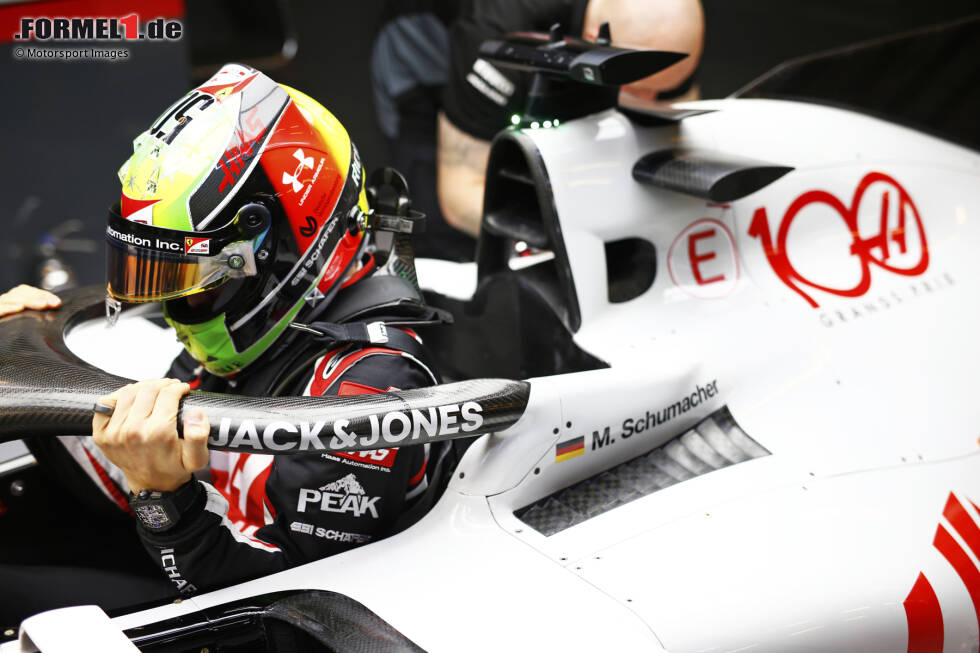 Neue Fahrer: Mick Schumacher, Nikita Masepin (beide Haas) und Yuki Tsunoda (AlphaTauri) geben ihr Formel-1-Debüt. Dafür verlassen Romain Grosjean, Kevin Magnussen und Daniil Kwjat die Königsklasse. Auch Alexander Albons Formel-1-Karriere ist vorerst auf Eis. Andere Fahrer wie Carlos Sainz (zu Ferrari) haben das Team gewechselt. Neue Fahrer: Mick Schumacher, Nikita Masepin (beide Haas) und Yuki Tsunoda (AlphaTauri) geben ihr Formel-1-Debüt. Dafür verlassen Romain Grosjean, Kevin Magnussen und Daniil Kwjat die Königsklasse. Auch Alexander Albons Formel-1-Karriere ist vorerst auf Eis. Andere Fahrer wie Carlos Sainz (zu Ferrari) haben das Team gewechselt.