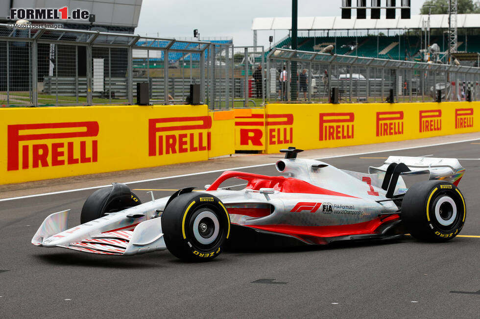 Das neue Formel-1-Reglement für 2022 nimmt Gestalt an! In Silverstone hat die Rennserie einen Prototyp vorgestellt. Anhand der ersten Aufnahmen des neuen Formel-1-Autos zeigen wir auf, wie sehr sich die Rennfahrzeuge verändern! Das neue Formel-1-Reglement für 2022 nimmt Gestalt an! In Silverstone hat die Rennserie einen Prototyp vorgestellt. Anhand der ersten Aufnahmen des neuen Formel-1-Autos zeigen wir auf, wie sehr sich die Rennfahrzeuge verändern!