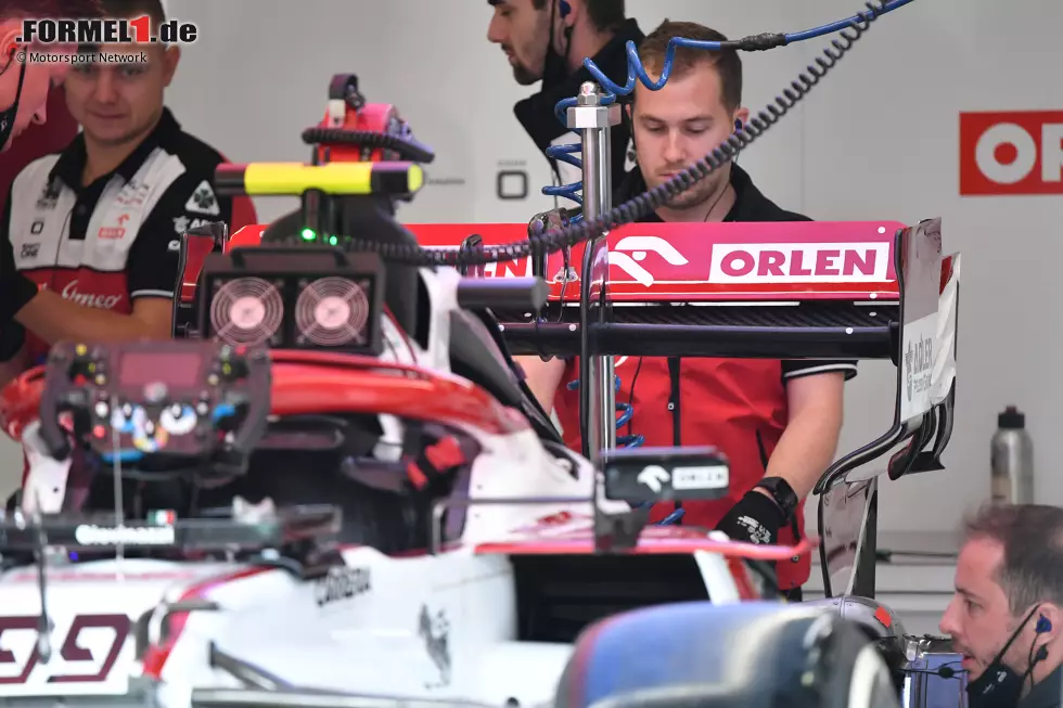 Alfa Romeo entschied sich ebenfalls für einen größeren Flügelwinkel als einige der Konkurrenten. Vor dem Qualifying musste das Team noch etwas nachbessern, indem es einen Gurney-Flap an der Hinterkante des Flügels anbrachte, der ursprünglich nicht vorhanden war. Foto zur News: Alfa Romeo entschied sich ebenfalls für einen größeren Flügelwinkel als einige der Konkurrenten. Vor dem Qualifying musste das Team noch etwas nachbessern, indem es einen Gurney-Flap an der Hinterkante des Flügels anbrachte, der ursprünglich nicht vorhanden war.