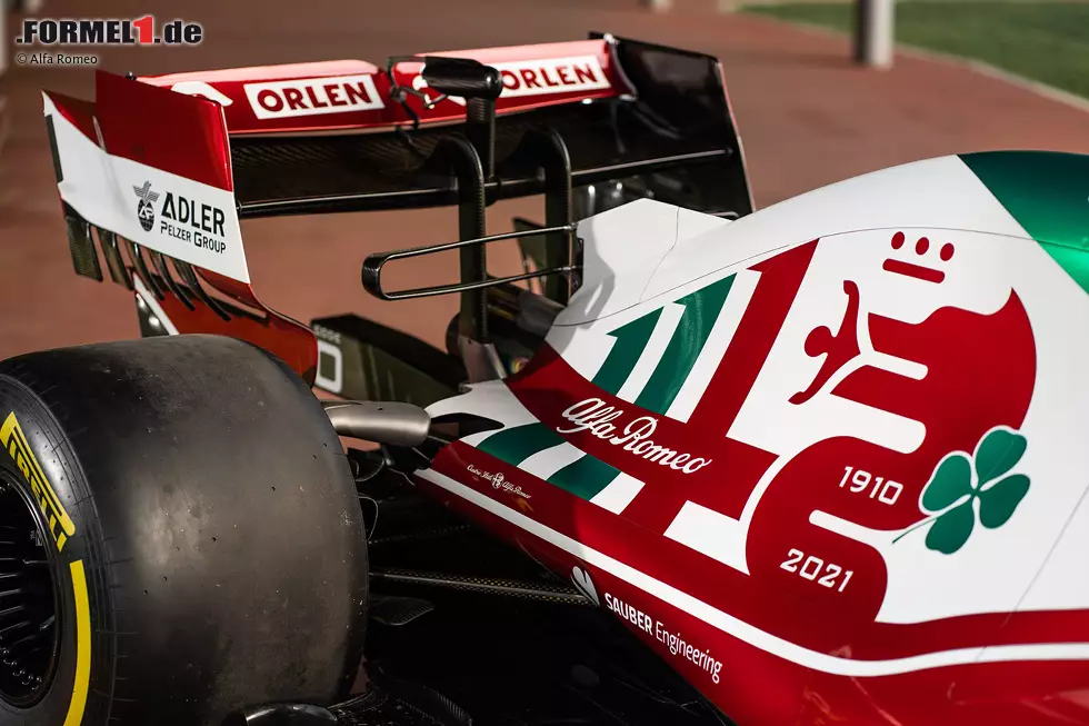 Die drei Einsen auf der Motorhaube sind natürlich auch kein Zufall: Alfa Romeo wird in diesem Jahr 111 Jahre alt. Dieser Umstand sowie das zusätzliche Grün werden in Monza auch auf speziellen Rennanzügen zu sehen sein. Foto zur News: Die drei Einsen auf der Motorhaube sind natürlich auch kein Zufall: Alfa Romeo wird in diesem Jahr 111 Jahre alt. Dieser Umstand sowie das zusätzliche Grün werden in Monza auch auf speziellen Rennanzügen zu sehen sein.