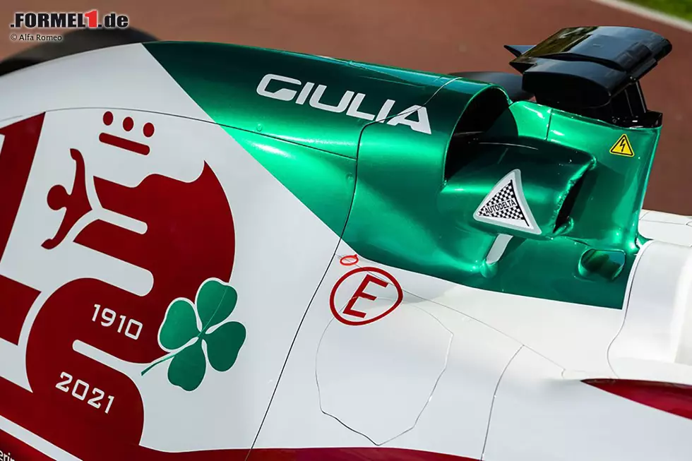 Alfa Romeo nennt es das "Quadrifoglio-Grün". Quadrifoglio ist italienisch für "vierblättriges Kleeblatt". Das Kleeblatt prangt auf allen (renn-) sportlichen Alfa-Romeo-Fahrzeugen, ähnlich wie der Zusatz M bei BMW. Foto zur News: Alfa Romeo nennt es das "Quadrifoglio-Grün". Quadrifoglio ist italienisch für "vierblättriges Kleeblatt". Das Kleeblatt prangt auf allen (renn-) sportlichen Alfa-Romeo-Fahrzeugen, ähnlich wie der Zusatz M bei BMW.