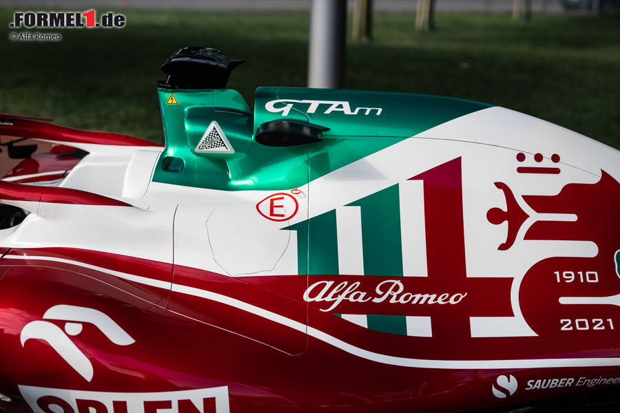 Foto zur News: Bleiben wir gleich bei Alfa Romeo: Für das Heimrennen der italienischen Marke hat man sich an den italienischen Nationalfarben orientiert und zu Rot und Weiß noch Grün dazugestellt.