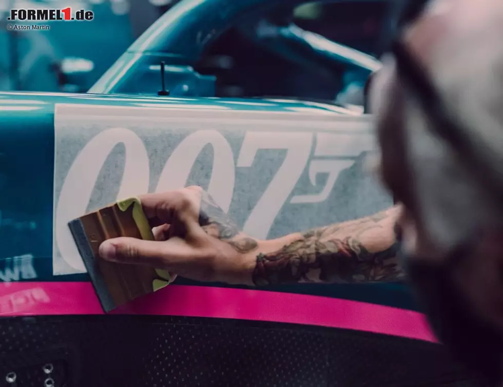 Und apropos Grün: Auf der Außenhaut des Aston Martin AMR21 prangen in Monza drei sehr berühmte Zahlen ... Foto zur News: Und apropos Grün: Auf der Außenhaut des Aston Martin AMR21 prangen in Monza drei sehr berühmte Zahlen ...