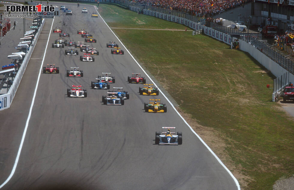 1993 führt Williams-Fahrer Damon Hill beim Deutschland-Grand-Prix in Hockenheim vom Start weg das Rennen an und sieht kurz vor Schluss wie der sichere Sieger aus, aber ... 1993 führt Williams-Fahrer Damon Hill beim Deutschland-Grand-Prix in Hockenheim vom Start weg das Rennen an und sieht kurz vor Schluss wie der sichere Sieger aus, aber ...