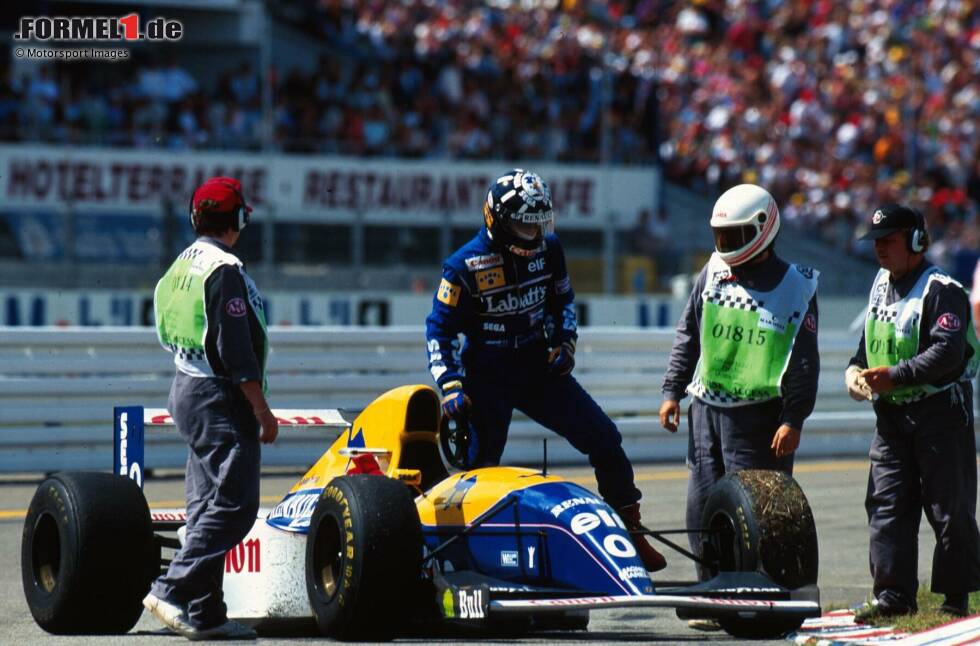 Foto zur News: ... ein Reifenschaden in der vorletzten Rennrunde zwingt Hill zur Aufgabe. Sein Teamkollege Alain Prost gewinnt, zum 51. und letzten Mal in der Formel 1. Hill startet wenig später gleich eine Siegesserie und wird 1996 Weltmeister.