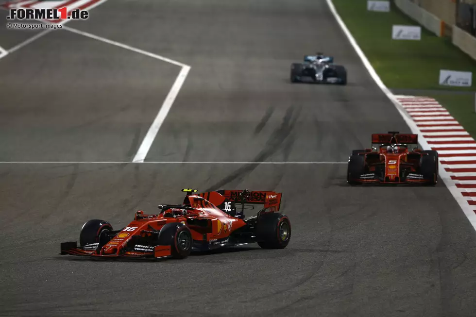 Bei seinem zweiten Rennen als Ferrari-Fahrer erobert Charles Leclerc beim Bahrain-Grand-Prix 2019 in Sachir nicht nur die Poleposition, sondern dominiert auch das Rennen. Dann aber ... Foto zur News: Bei seinem zweiten Rennen als Ferrari-Fahrer erobert Charles Leclerc beim Bahrain-Grand-Prix 2019 in Sachir nicht nur die Poleposition, sondern dominiert auch das Rennen. Dann aber ...