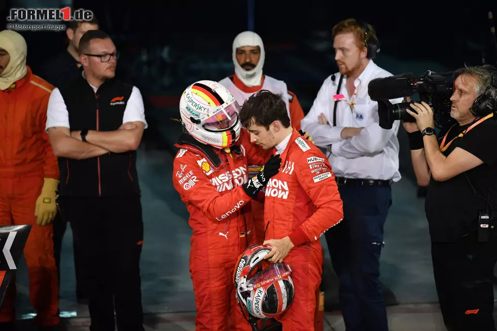 ... stellen sich technische Probleme ein, der Ferrari-Antrieb stottert und Leclerc verliert erst die Führung und dann auch noch P2. Am Ende rettet er Platz drei ins Ziel, und wird dort von Teamkollege Sebastian Vettel getröstet. Den ersten Sieg holt Leclerc wenige Wochen später nach, in Spa. Foto zur News: ... stellen sich technische Probleme ein, der Ferrari-Antrieb stottert und Leclerc verliert erst die Führung und dann auch noch P2. Am Ende rettet er Platz drei ins Ziel, und wird dort von Teamkollege Sebastian Vettel getröstet. Den ersten Sieg holt Leclerc wenige Wochen später nach, in Spa.