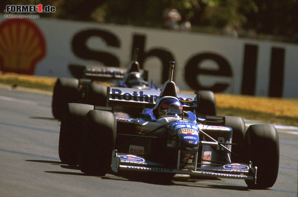Foto zur News: 1996 gibt IndyCar-Champion Jacques Villeneuve beim Australien-Grand-Prix in Melbourne sein Formel-1-Debüt. Er startet von der Poleposition ins Rennen und liegt vor seinem Williams-Teamkollegen Damon Hill, als ...
