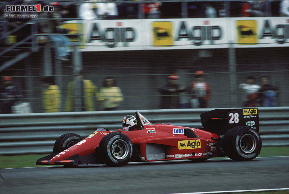 Foto zur News: Ebenfalls den ersten Formel-1-Sieg vor Augen hat 1985 beim San-Marino-Grand-Prix in Imola Stefan Johansson im Ferrari, bei seinem erst zweiten Einsatz für die Scuderia. Johansson profitiert von einigen Ausfällen vor ihm und ...