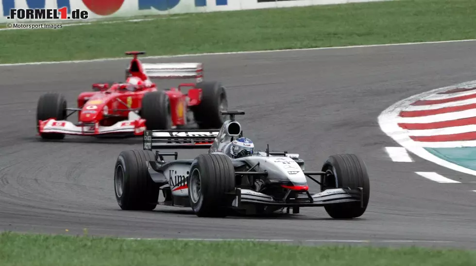 Beim Frankreich-Grand-Prix 2002 in Magny-Cours sieht Kimi Räikkönen auf McLaren schon wie der sichere Sieger aus, aber fünf Runden vor Rennende ... Foto zur News: Beim Frankreich-Grand-Prix 2002 in Magny-Cours sieht Kimi Räikkönen auf McLaren schon wie der sichere Sieger aus, aber fünf Runden vor Rennende ...