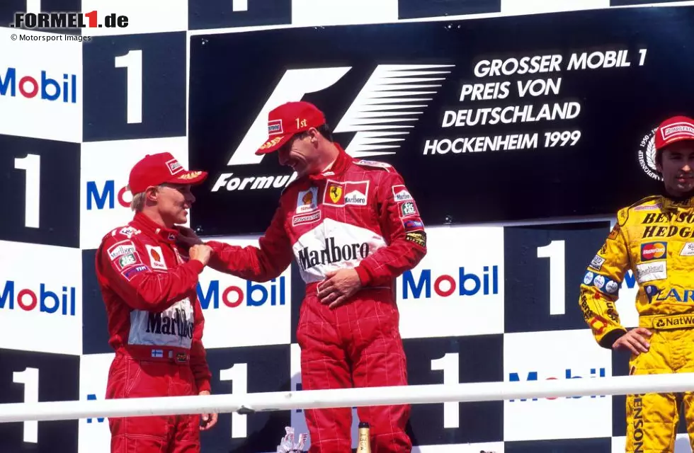... hat den Sieg schon vor Augen, als Ferrari eine Stallregie zugunsten von Eddie Irvine ausspricht, um dessen Titelchancen zu wahren. Der Platztausch erfolgt, Salo wird Zweiter - und Irvine schenkt ihm den Siegerpokal. Salo aber gewinnt nie ein Formel-1-Rennen. Foto zur News: ... hat den Sieg schon vor Augen, als Ferrari eine Stallregie zugunsten von Eddie Irvine ausspricht, um dessen Titelchancen zu wahren. Der Platztausch erfolgt, Salo wird Zweiter - und Irvine schenkt ihm den Siegerpokal. Salo aber gewinnt nie ein Formel-1-Rennen.