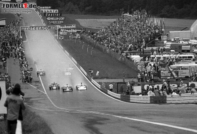 Foto zur News: GP Österreich 1975: Ein Wolkenbruch verzögert den Start, aber dann beginnt das Rennen doch. Und der Regen hält an. Nach etwas mehr als ...