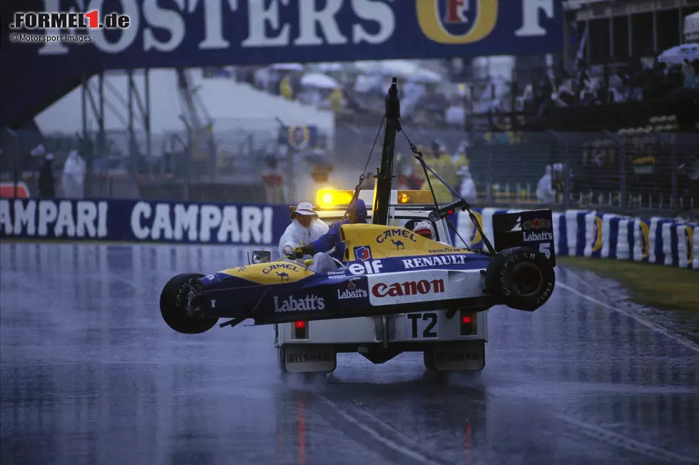 ... es ereignen sich zahlreiche Zwischenfälle. Unter anderem Williams-Fahrer Nigel Mansell fliegt ab. Spitzenreiter Ayrton Senna im McLaren signalisiert, man solle abbrechen. Das passiert in Runde 16. Gewertet wird nach 24:34.899 Minuten, es gibt wieder halbe Punkte. Foto zur News: ... es ereignen sich zahlreiche Zwischenfälle. Unter anderem Williams-Fahrer Nigel Mansell fliegt ab. Spitzenreiter Ayrton Senna im McLaren signalisiert, man solle abbrechen. Das passiert in Runde 16. Gewertet wird nach 24:34.899 Minuten, es gibt wieder halbe Punkte.