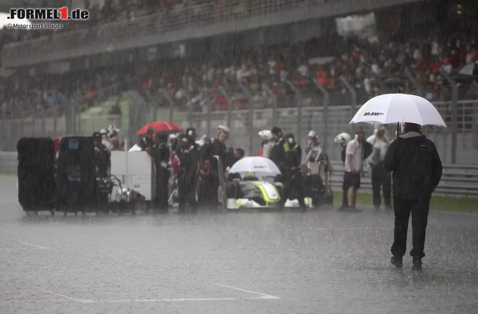 ... fegt ein Wolkenbruch über die Strecke in Sepang hinweg, nach Runde 33 wird der Rennbetrieb eingestellt - 55:30.622 Minuten nach dem Start. Brawn-Fahrer Jenson Button gewinnt, es gibt halbe Punkte. Foto zur News: ... fegt ein Wolkenbruch über die Strecke in Sepang hinweg, nach Runde 33 wird der Rennbetrieb eingestellt - 55:30.622 Minuten nach dem Start. Brawn-Fahrer Jenson Button gewinnt, es gibt halbe Punkte.