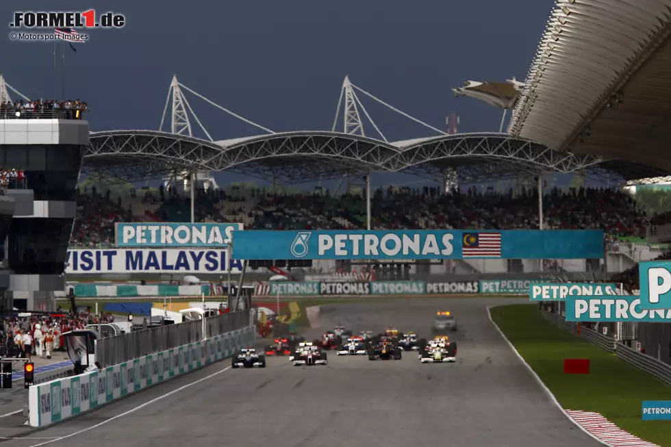 GP Malaysia 2009: Das Rennen beginnt auf trockener Strecke, doch im Hintergrund lauern schon dunkle Wolken. Tatsächlich kommt der Regen, und wie! Ab Runde 19 ... Foto zur News: GP Malaysia 2009: Das Rennen beginnt auf trockener Strecke, doch im Hintergrund lauern schon dunkle Wolken. Tatsächlich kommt der Regen, und wie! Ab Runde 19 ...
