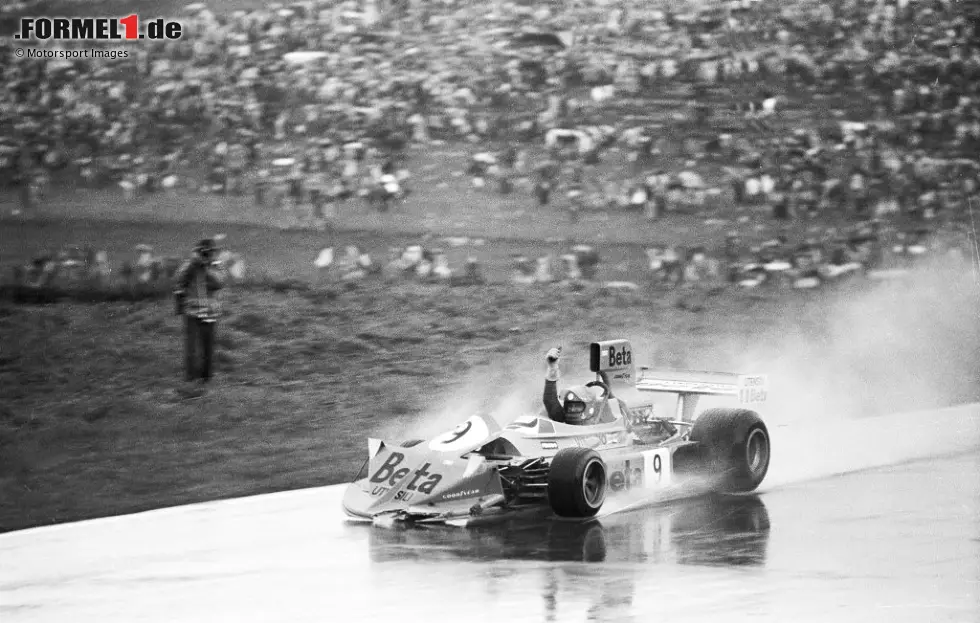... der halben Renndistanz wird der Grand Prix schließlich vorzeitig abgewinkt: Vittorio Brambilla gewinnt nach 29 von 54 Runden auf March-Ford, zum ersten und einzigen Mal in seiner Formel-1-Karriere. Das Rennen dauert nur 57:56.690 Minuten. Und Sieger Brambilla crasht nach der Zieldurchfahrt! Foto zur News: ... der halben Renndistanz wird der Grand Prix schließlich vorzeitig abgewinkt: Vittorio Brambilla gewinnt nach 29 von 54 Runden auf March-Ford, zum ersten und einzigen Mal in seiner Formel-1-Karriere. Das Rennen dauert nur 57:56.690 Minuten. Und Sieger Brambilla crasht nach der Zieldurchfahrt!