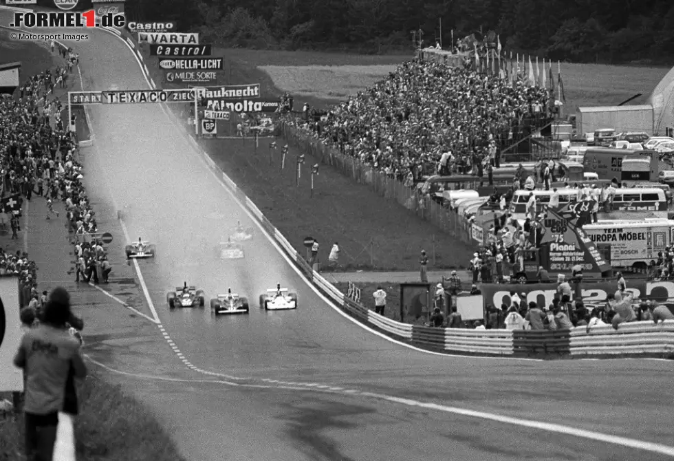 GP Österreich 1975: Ein Wolkenbruch verzögert den Start, aber dann beginnt das Rennen doch. Und der Regen hält an. Nach etwas mehr als ... Foto zur News: GP Österreich 1975: Ein Wolkenbruch verzögert den Start, aber dann beginnt das Rennen doch. Und der Regen hält an. Nach etwas mehr als ...