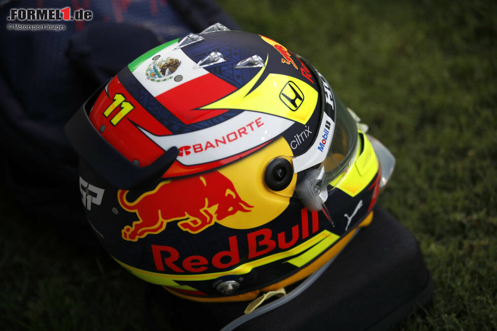Foto zur News: Das war der Helm von Sergio Perez 2012 bei Sauber. Ein bisschen Gelb ist immer noch übrig, 2021 dominieren jedoch vor allem die Red-Bull-Farben und das Logo des Getränkeherstellers.
