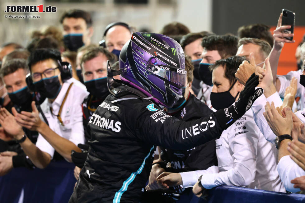 Das Gelb war natürlich typisch für Lewis Hamilton, der damit aus jedem Auto auffallend herausstach. Mit den Jahren haben sich die Farben verändert. Erst war es zum Großteil weiß, mittlerweile Lila oder wie zuletzt in Regenbogen-Optik. Gelb ist für ihn schon lange out. Das Gelb war natürlich typisch für Lewis Hamilton, der damit aus jedem Auto auffallend herausstach. Mit den Jahren haben sich die Farben verändert. Erst war es zum Großteil weiß, mittlerweile Lila oder wie zuletzt in Regenbogen-Optik. Gelb ist für ihn schon lange out.